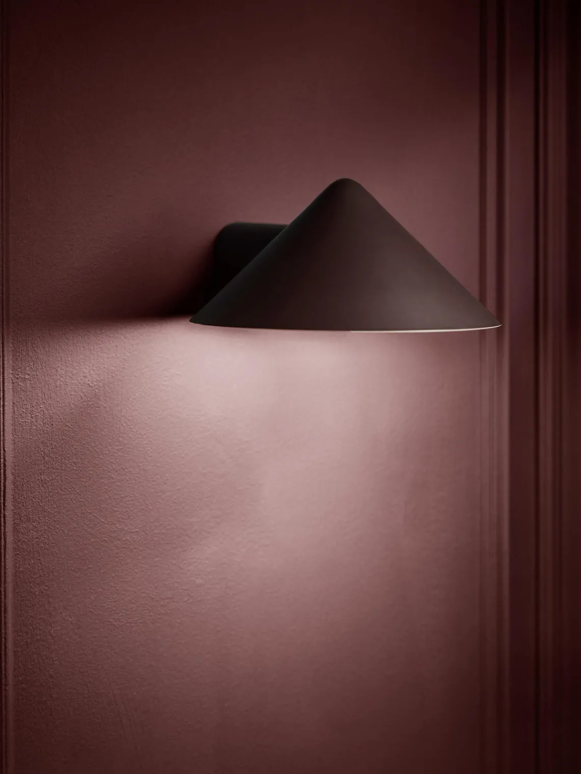 Discount Frandsen Applique murale LED à intensité variable Grasp Brun foncé, mat