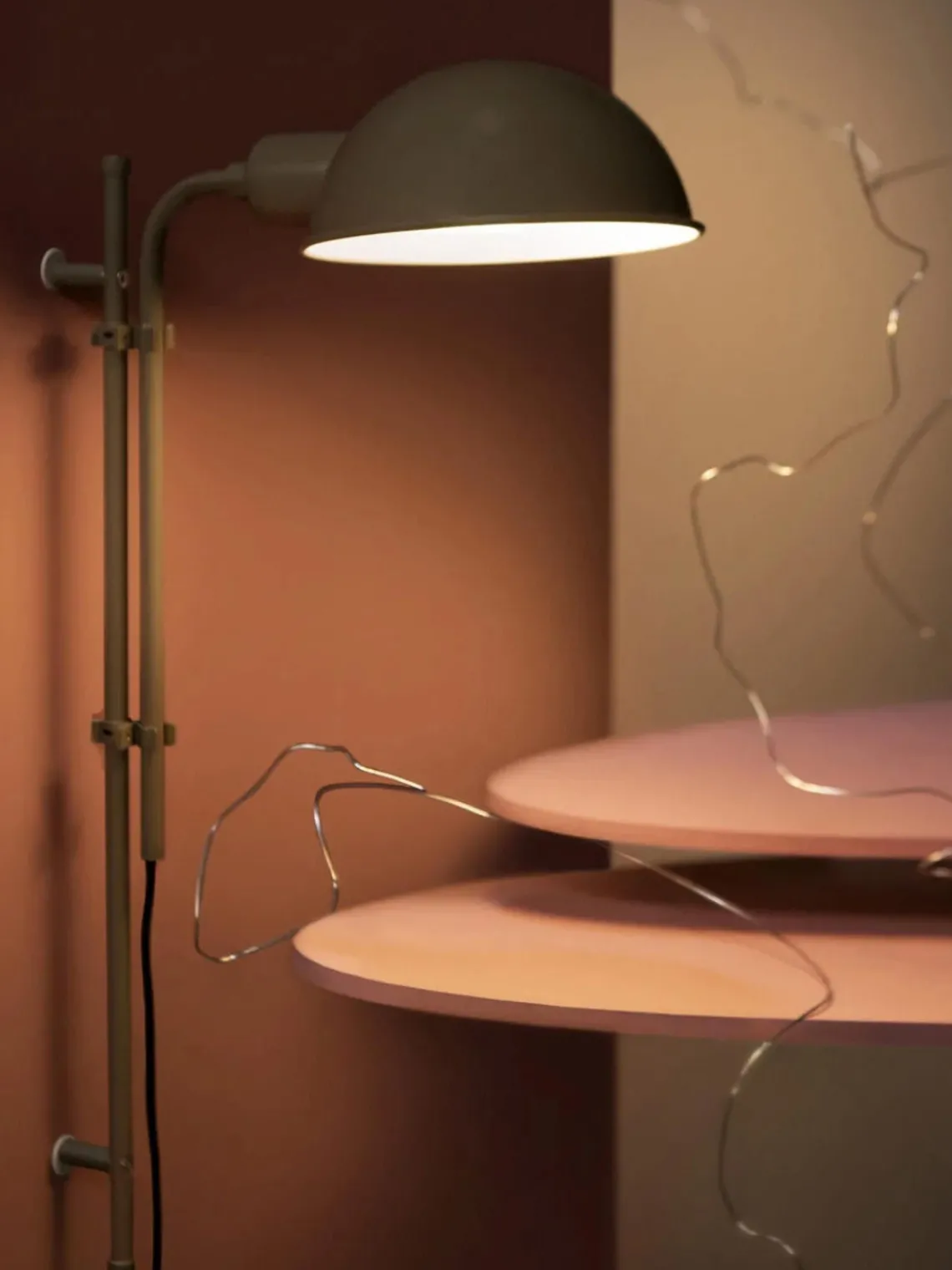 Sale Marset Applique murale orientable avec prise secteur Funiculí Grège, haute brillance