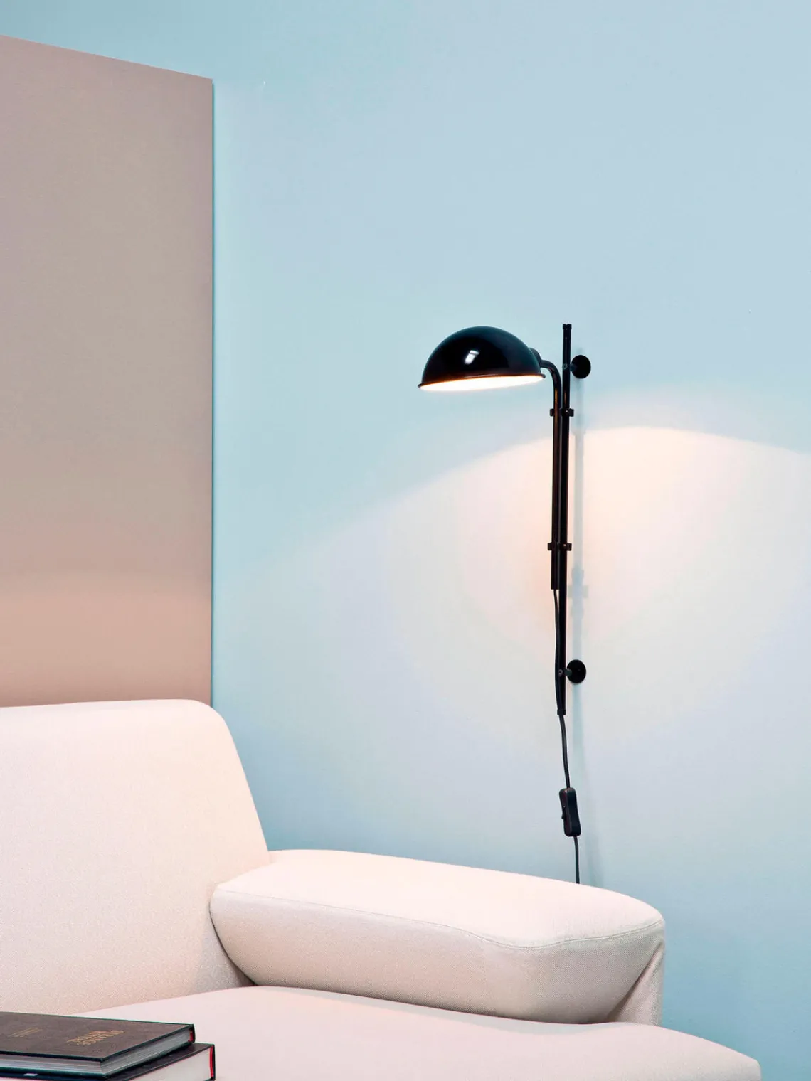 Clearance Marset Applique murale orientable avec prise secteur Funiculí Noir, haute brillance