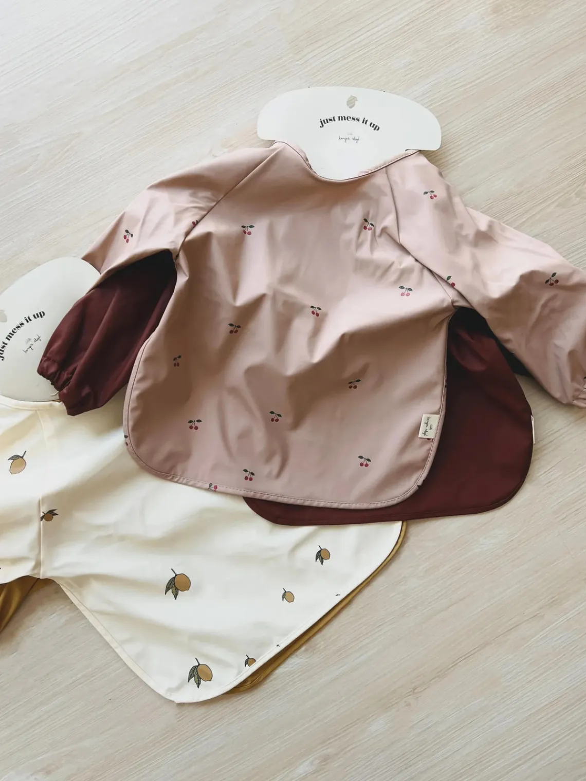 Clearance Konges Slojd Bavoirs avec manches Cherry, 2 élém. Motif cerise