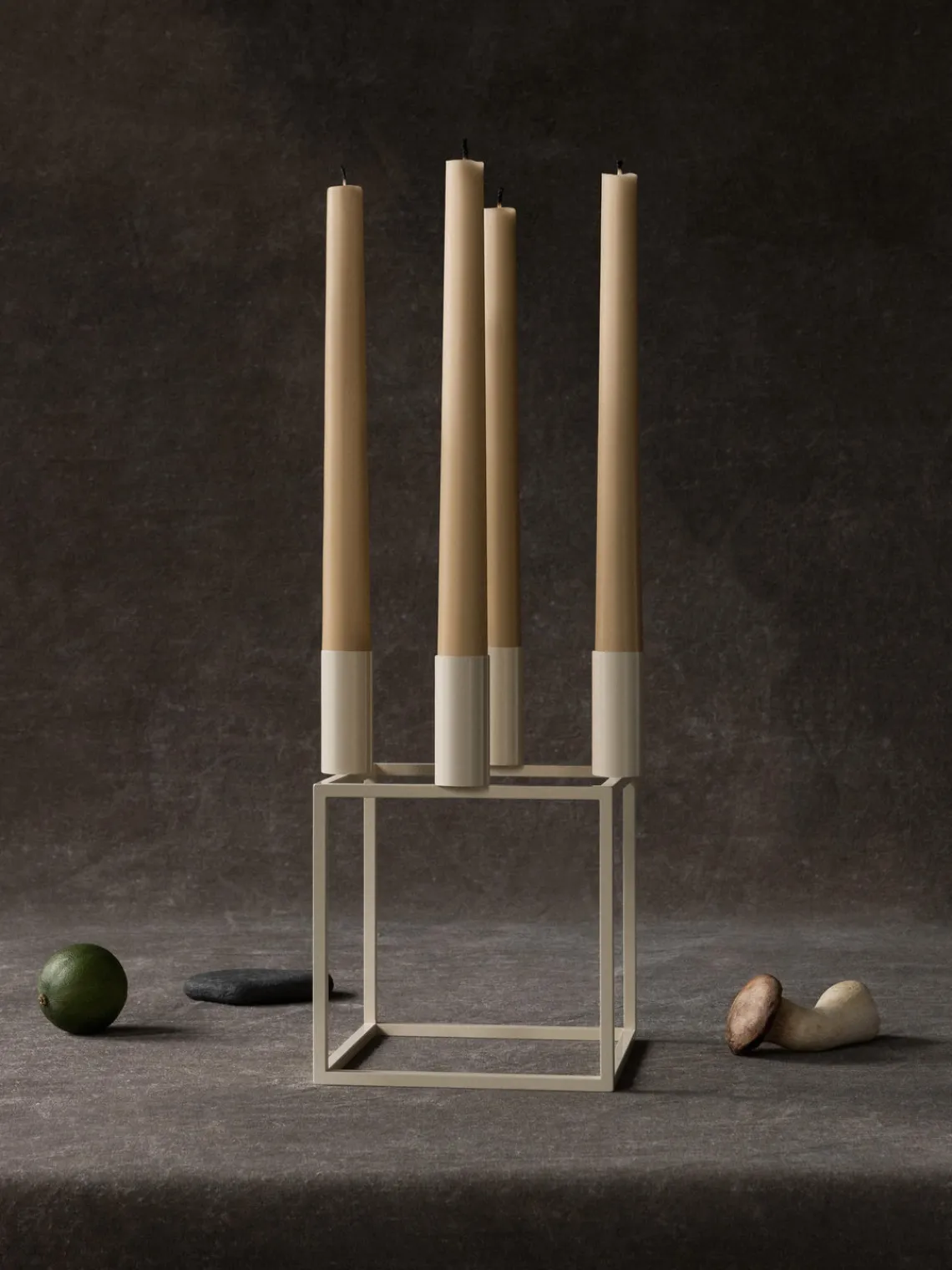 Best Audo Copenhagen Bougeoir en métal Kubus Beige clair