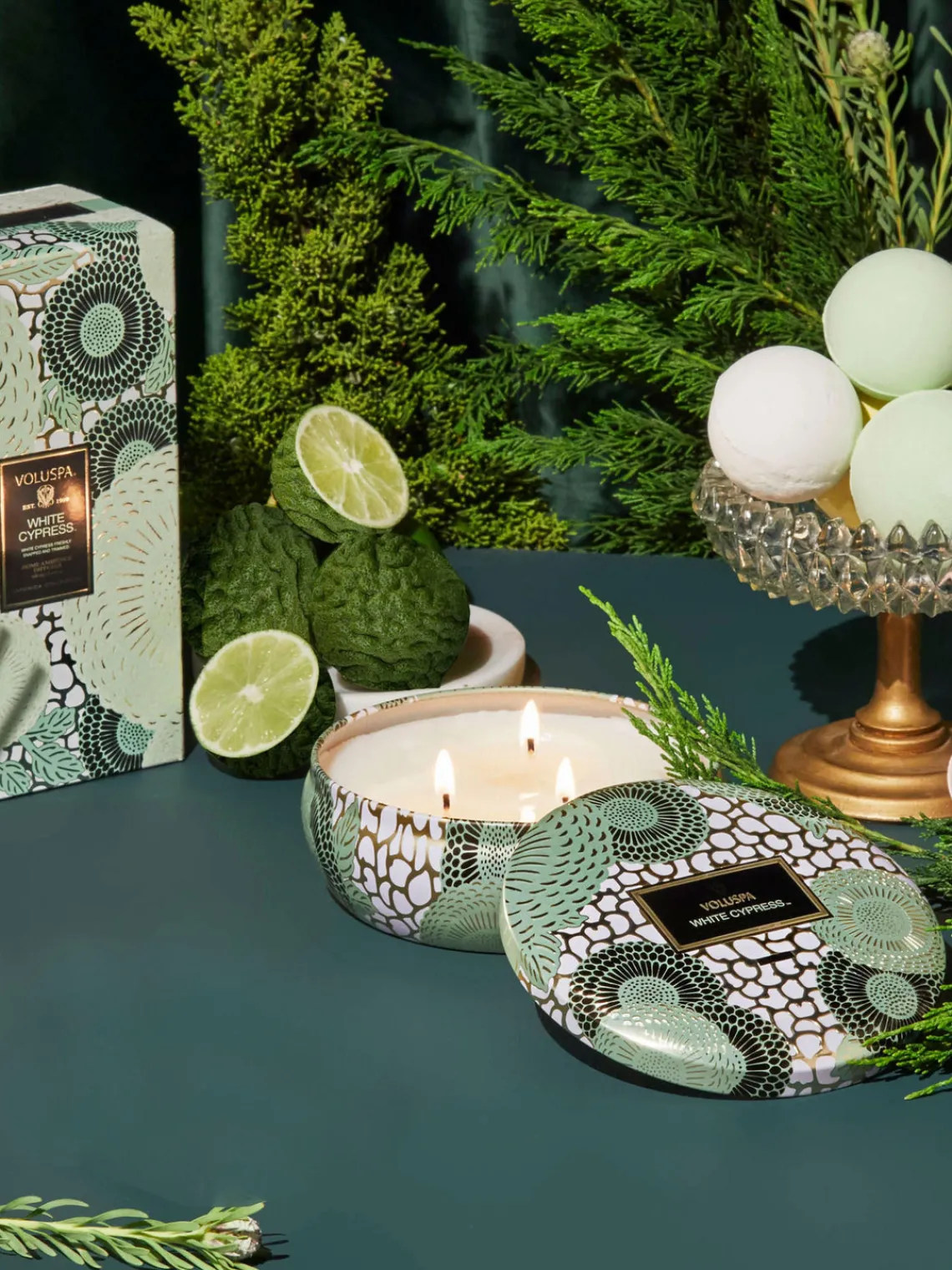 Outlet Voluspa Bougie parfumée artisanale à trois mèches Japonica Collection (cyprès, baies de genièvre, feuilles de menthe & bois) Cyprès blanc, baies de genièvre, feuilles de menthe & bois