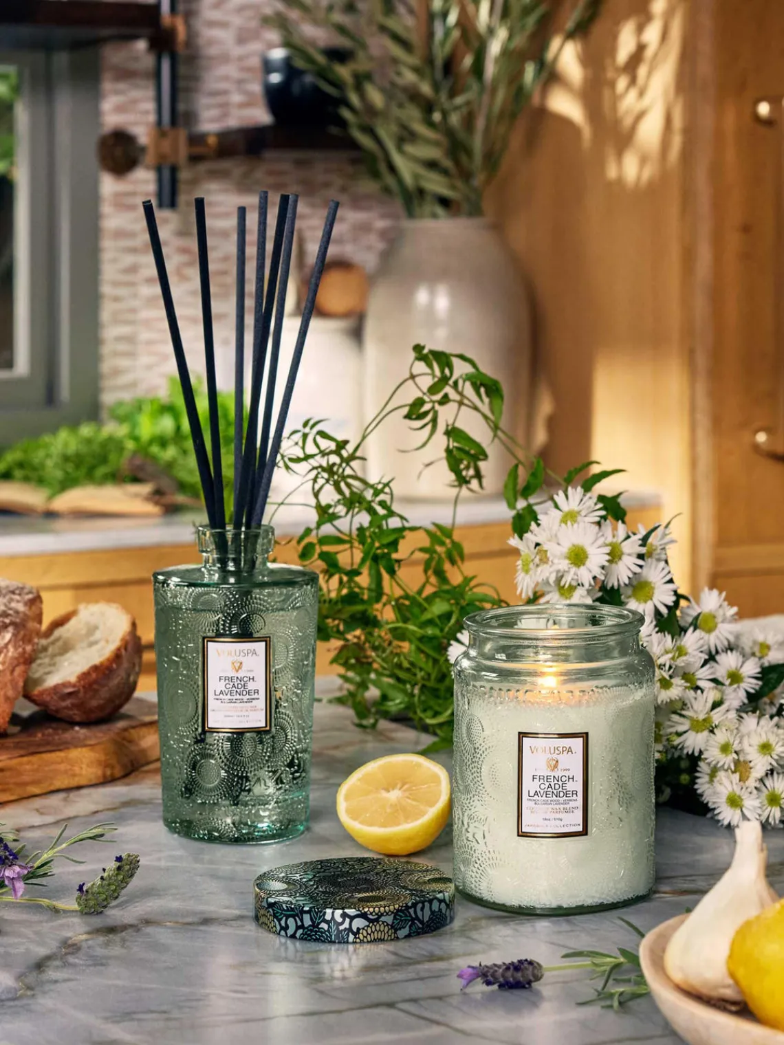 Hot Voluspa Bougie parfumée artisanale Japonica Collection (bois de cade, verveine & lavande) Bois de cade français, verveine & lavande bulgare