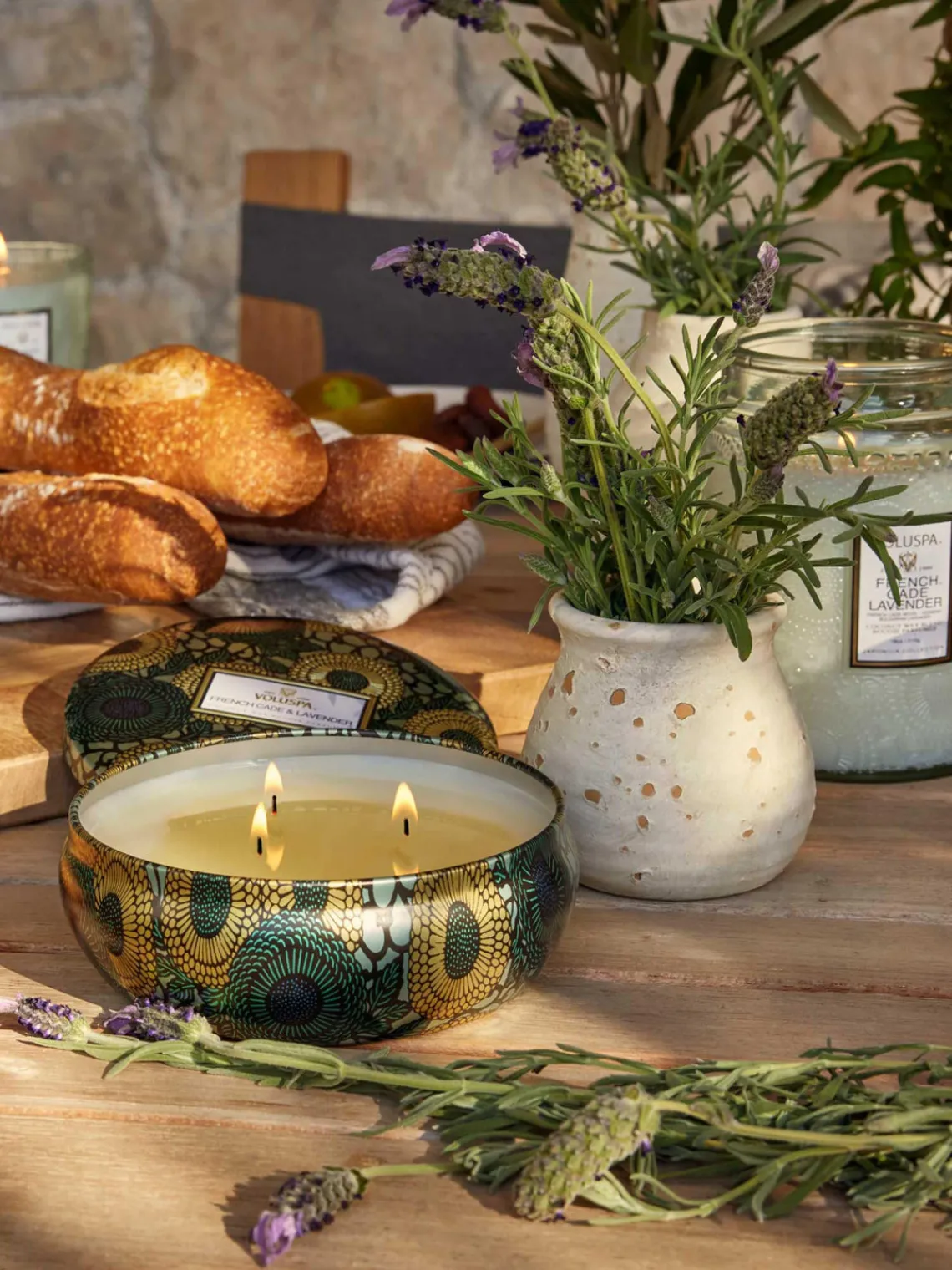 Best Voluspa Bougie parfumée artisanale à trois mèches Japonica Collection (bois de cade, verveine & lavande) Bois de cade français, verveine & lavande bulgare