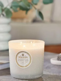Outlet Voluspa Bougie parfumée artisanale à trois mèches Maison Blanc (eucalyptus, cardamome, sauge & écorce d'hinoki)