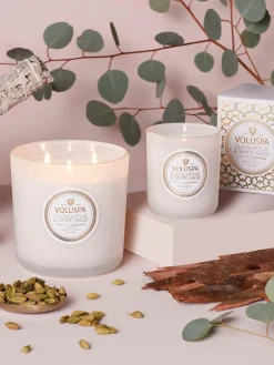 Outlet Voluspa Bougie parfumée artisanale à trois mèches Maison Blanc (eucalyptus, cardamome, sauge & écorce d'hinoki)