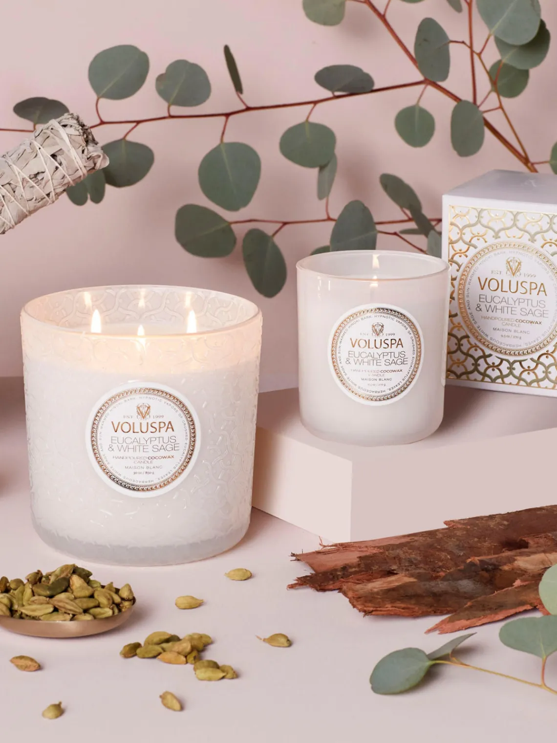 Outlet Voluspa Bougie parfumée artisanale à trois mèches Maison Blanc (eucalyptus, cardamome, sauge & écorce d'hinoki)