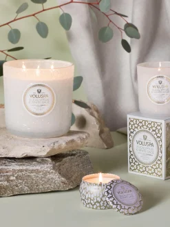 Outlet Voluspa Bougie parfumée artisanale à trois mèches Maison Blanc (eucalyptus, cardamome, sauge & écorce d'hinoki)