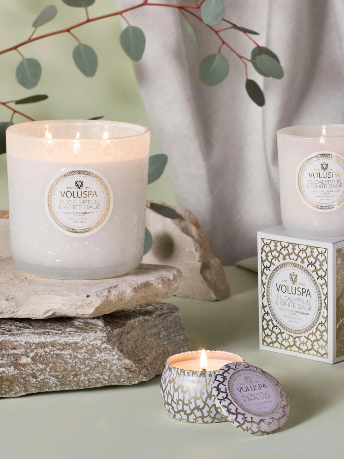 Outlet Voluspa Bougie parfumée artisanale à trois mèches Maison Blanc (eucalyptus, cardamome, sauge & écorce d'hinoki)