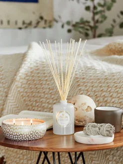 Best Voluspa Bougie parfumée artisanale à trois mèches Maison Blanc (eucalyptus, cardamome, sauge & écorce d'hinoki)