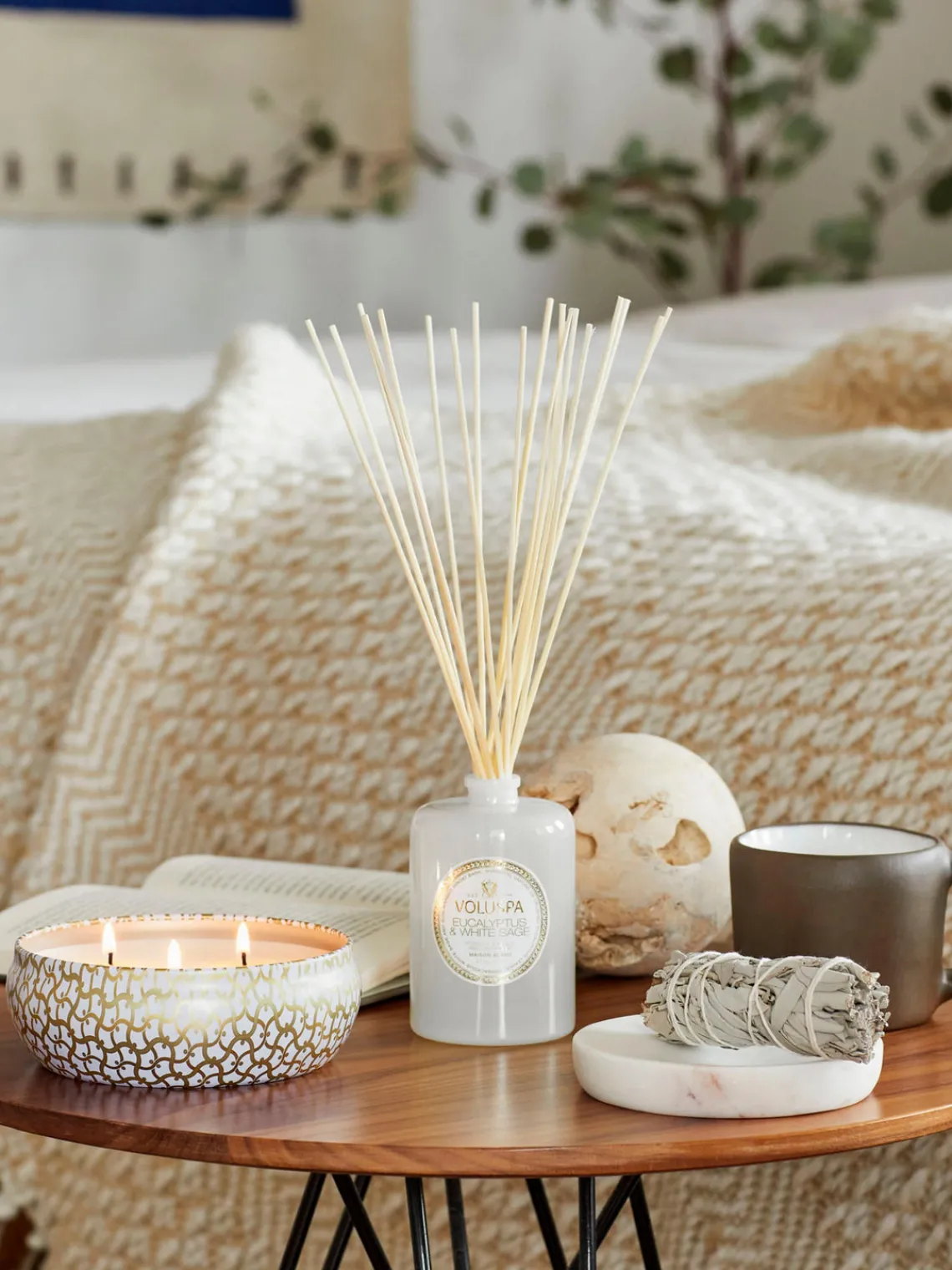 Best Voluspa Bougie parfumée artisanale à trois mèches Maison Blanc (eucalyptus, cardamome, sauge & écorce d'hinoki)