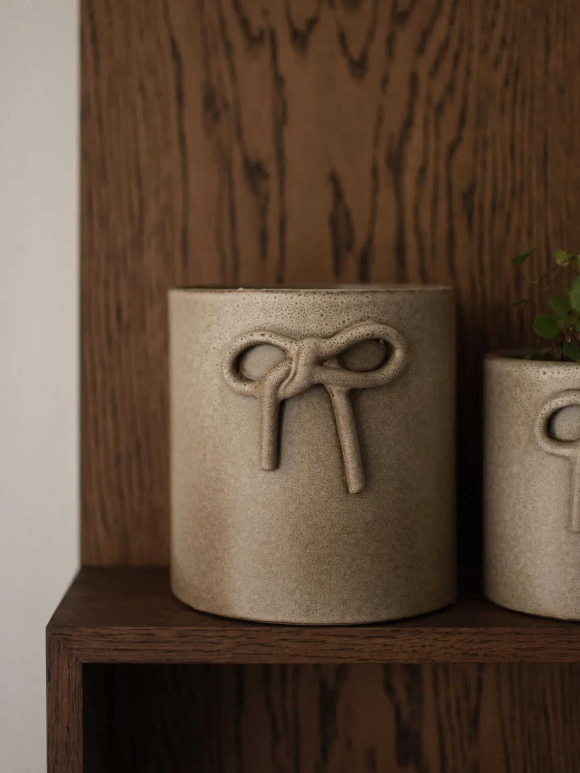 Best DBKD Cache-pot en céramique Bow, haut. 14 cm Beige, chiné et mat