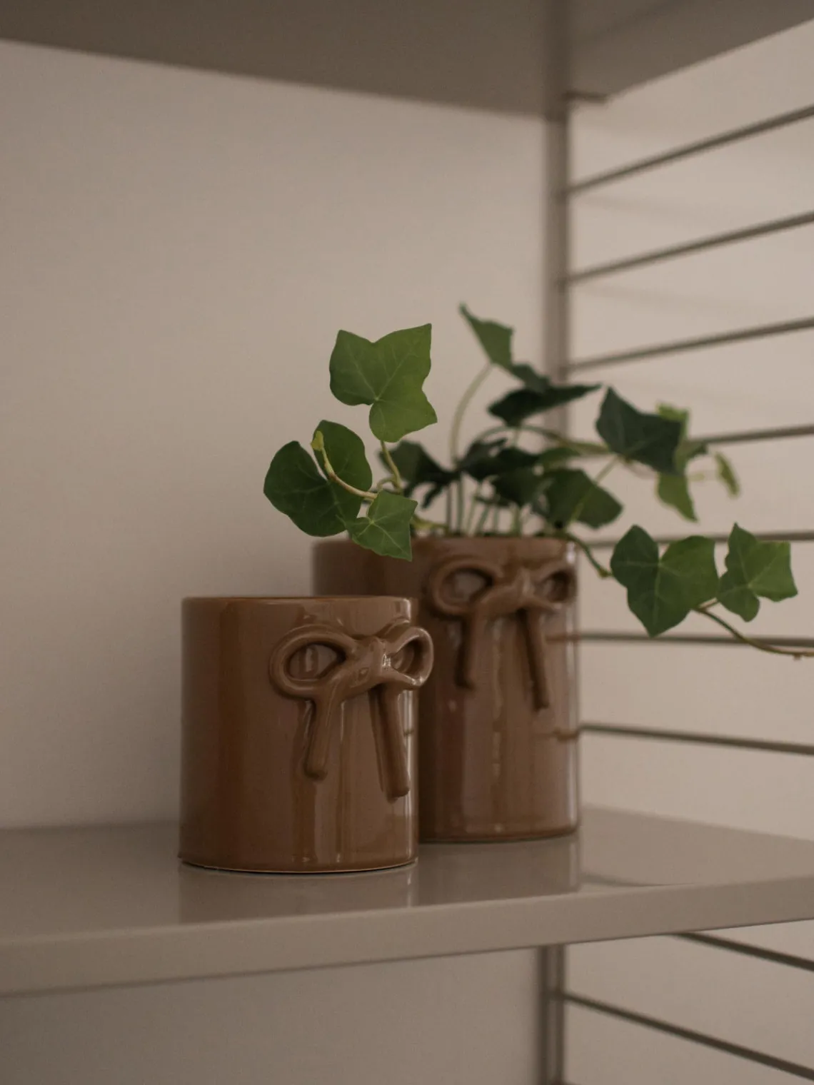 Outlet DBKD Cache-pot en céramique Bow, haut. 11 cm Nougat, haute brillance