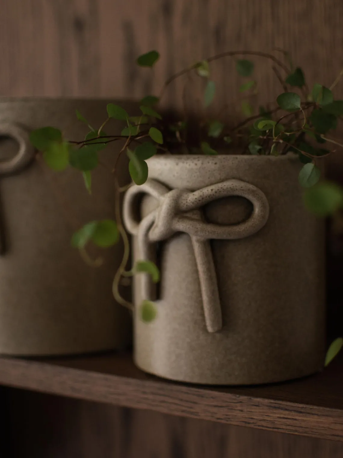 Outlet DBKD Cache-pot en céramique Bow, haut. 11 cm Beige, chiné et mat