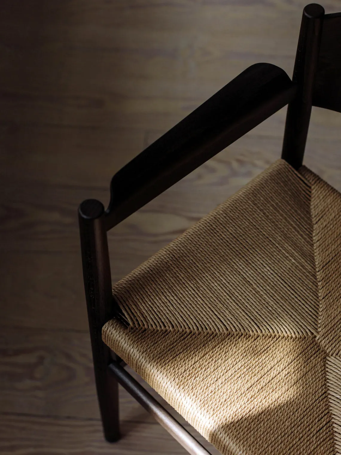 Hot Mater Chaise à accoudoirs en bois de hêtre avec assise tressée faite main Nestor Beige clair, bois de hêtre noir laqué