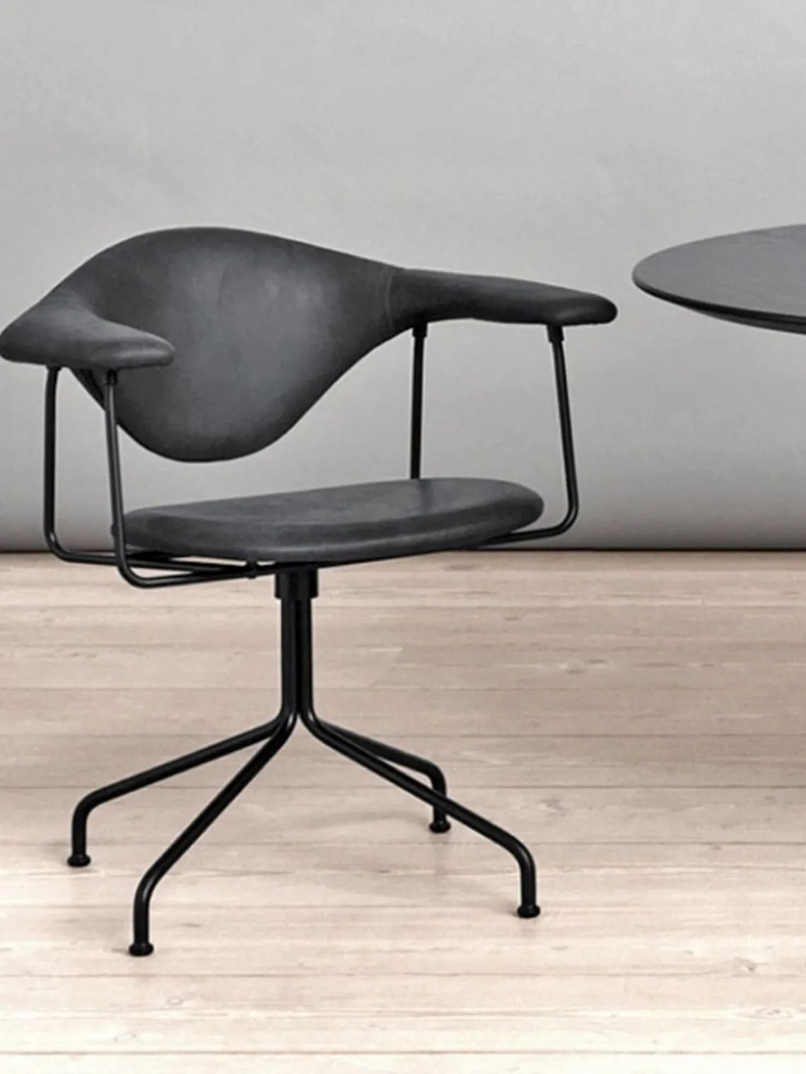 Clearance GUBI Chaise de bureau pivotante en cuir Masculo