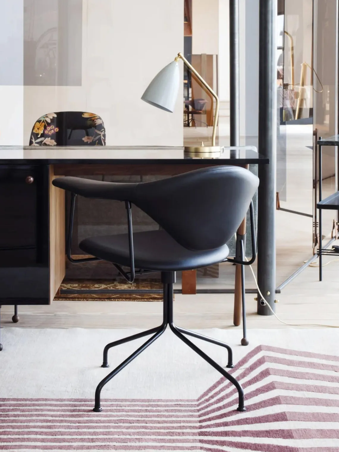 Clearance GUBI Chaise de bureau pivotante en cuir Masculo