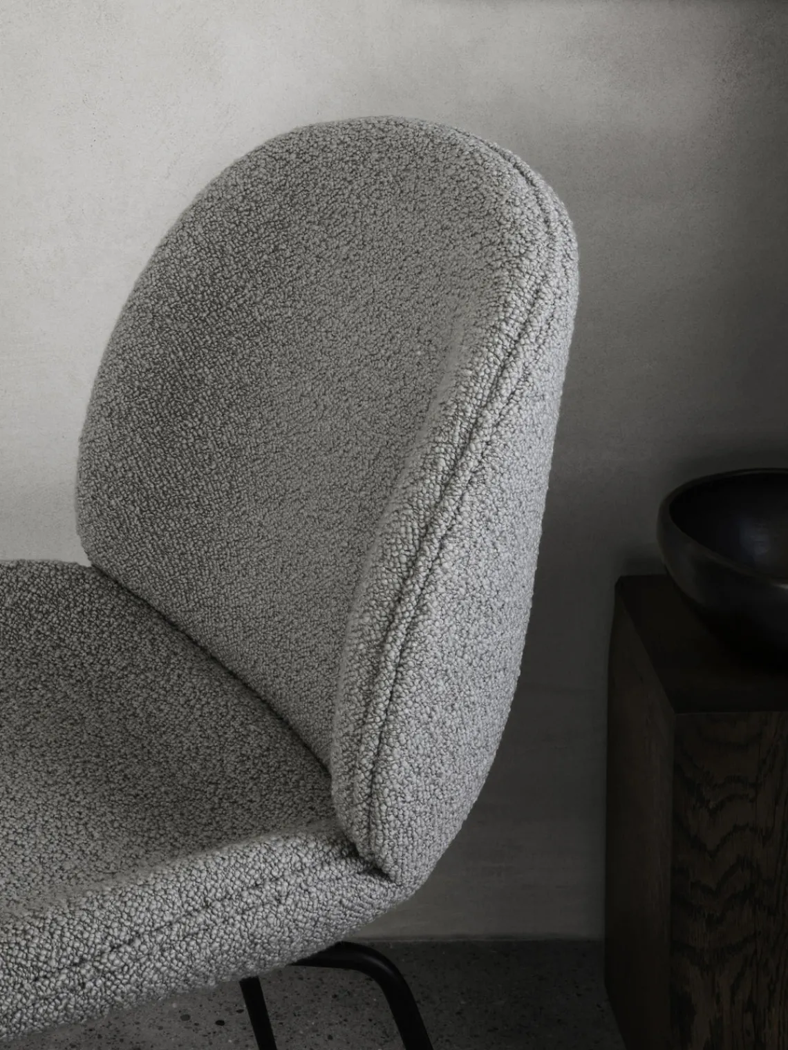 Fashion GUBI Chaise rembourrée Beetle Tissu gris clair, noir mat