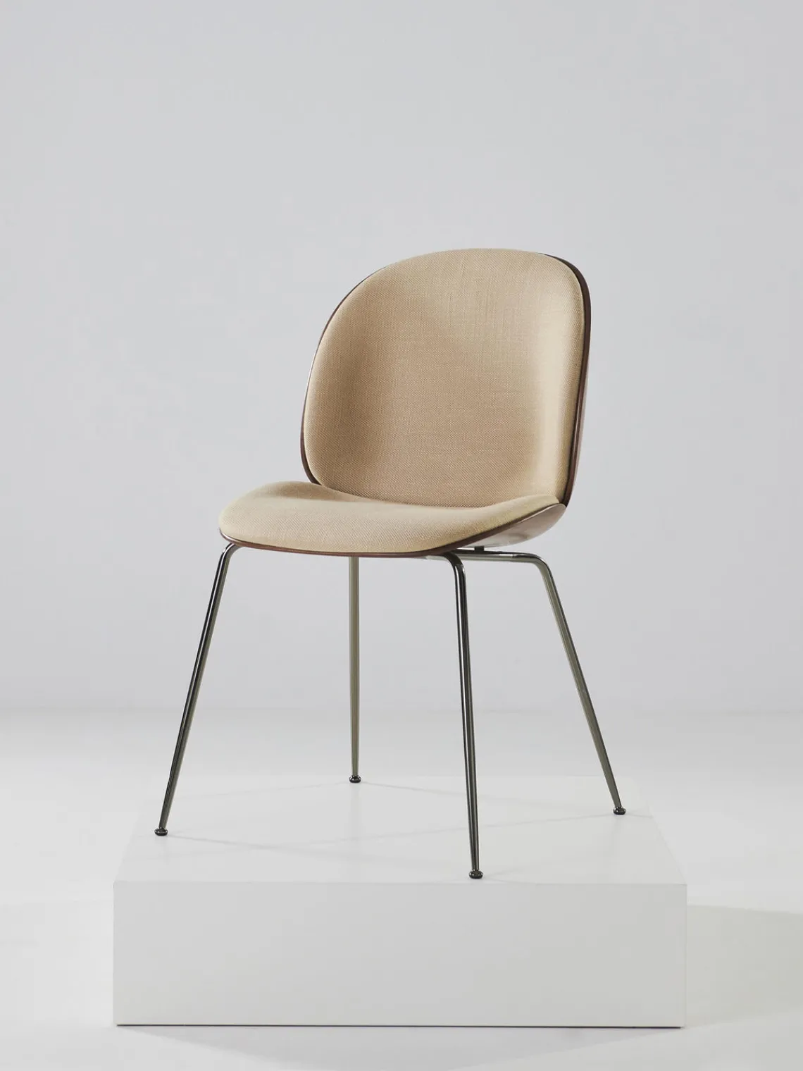 Best GUBI Chaise rembourrée Beetle Tissu beige clair, bois de noyer, noir haute brillance