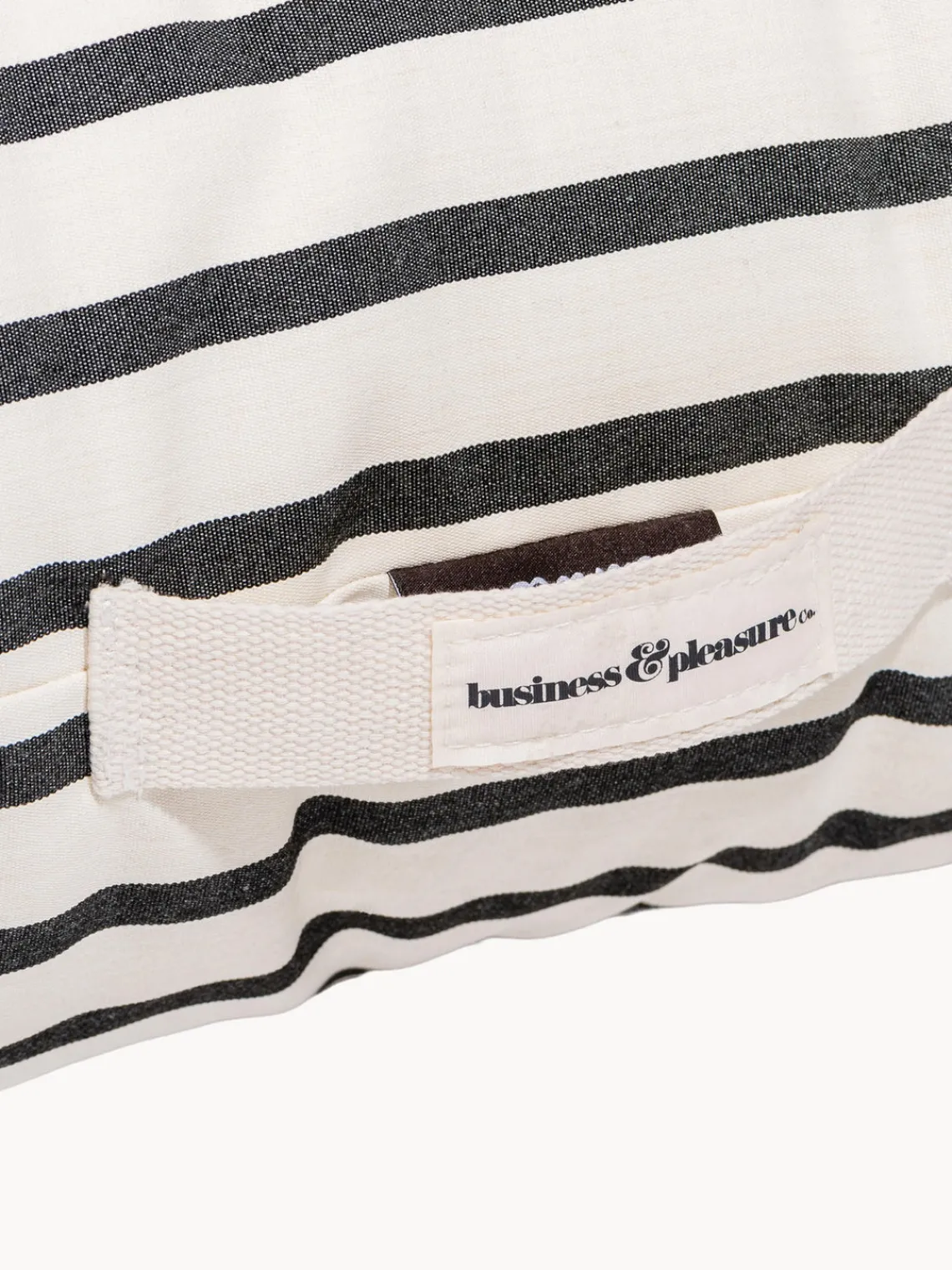 New Business & Pleasure Coussin de sol de jardin rayé Cozy Noir, blanc crème