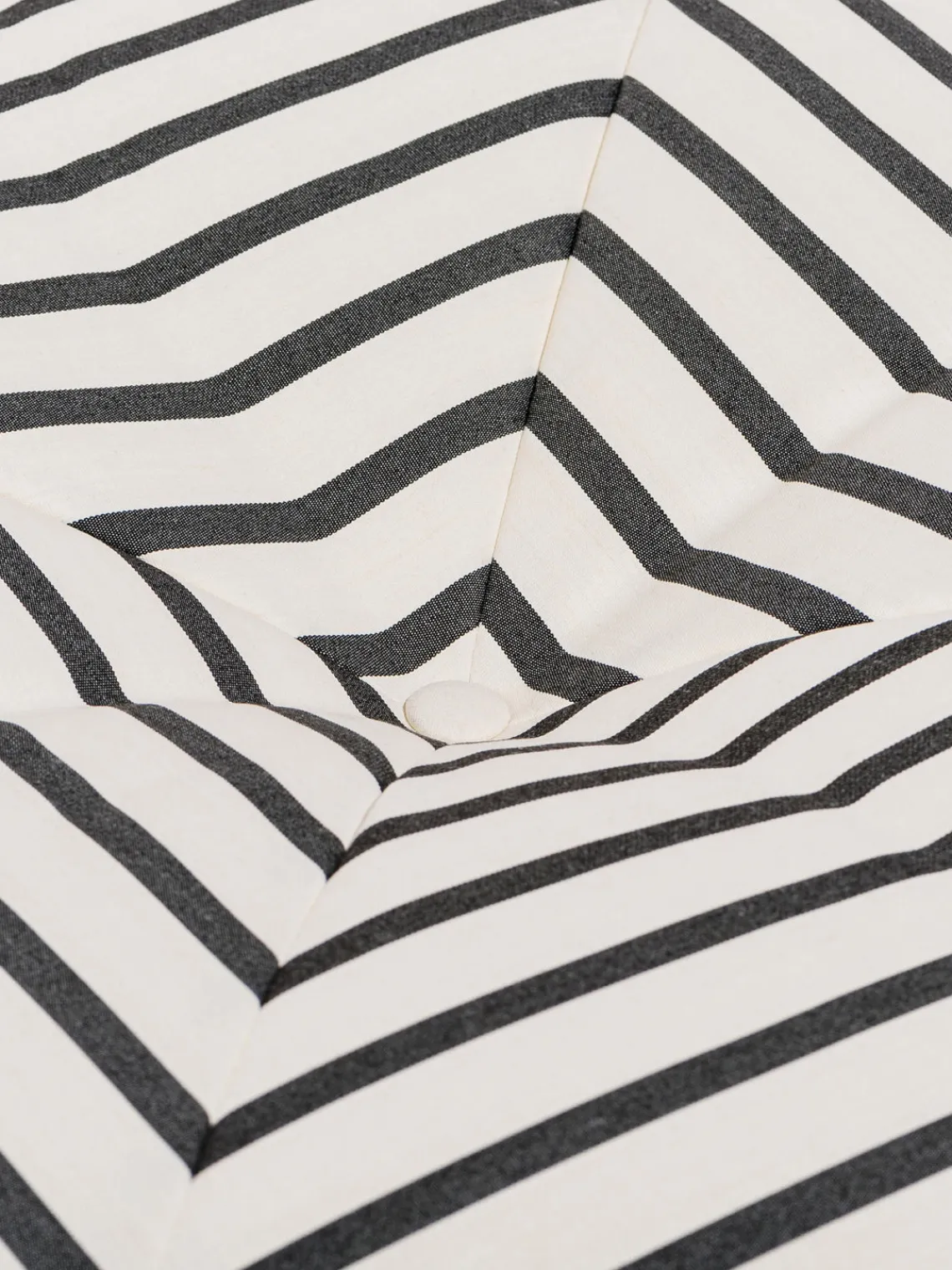 New Business & Pleasure Coussin de sol de jardin rayé Cozy Noir, blanc crème