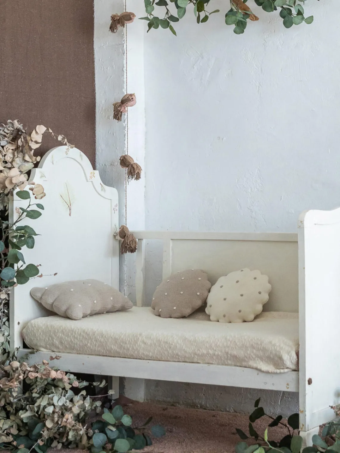 Fashion Lorena Canals Coussin douillet en coton brodé à la main Biscuit Taupe, blanc cassé