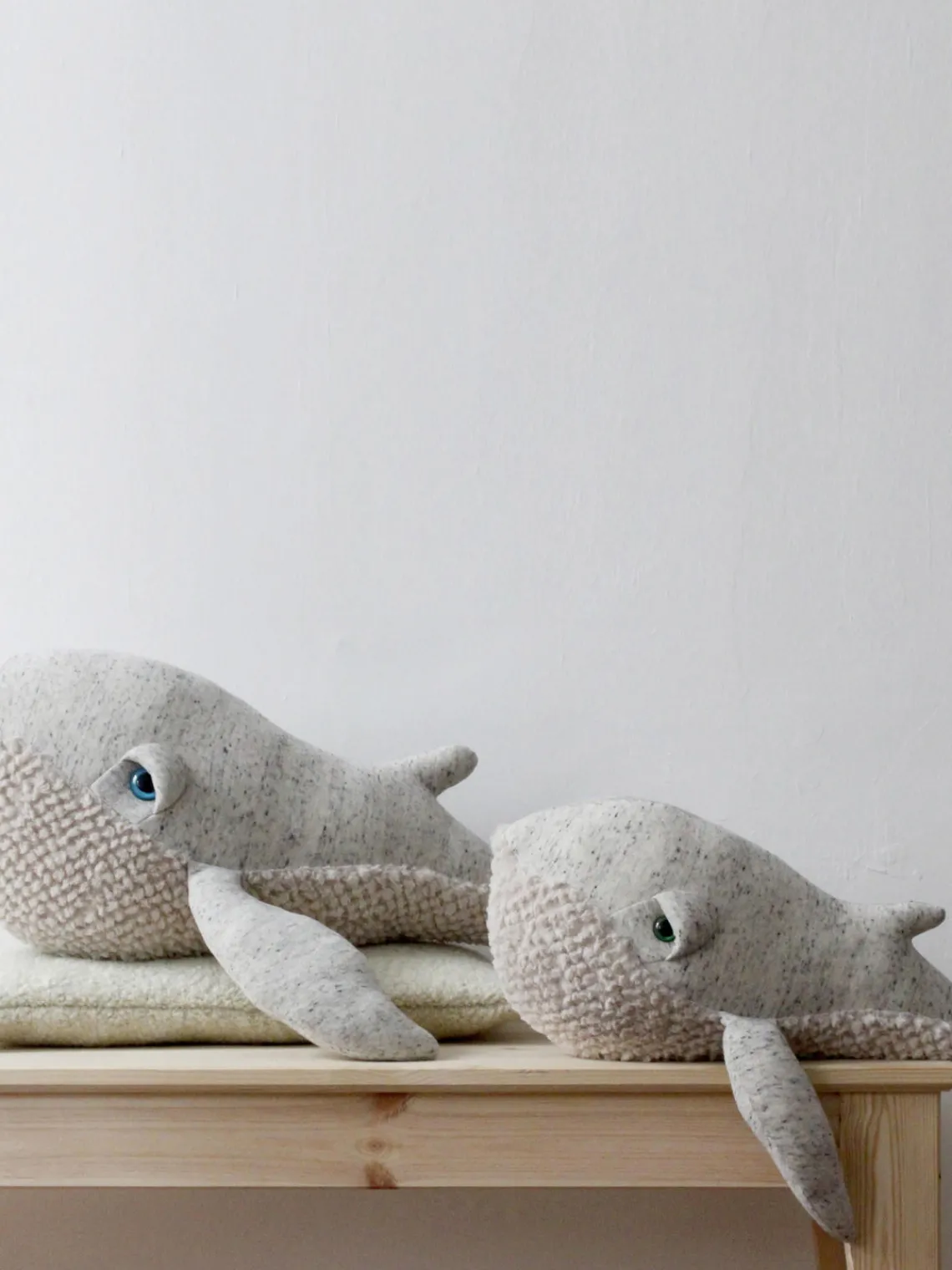 Fashion BigStuffed Coussin peluche artisanal Whale Gris clair, chiné