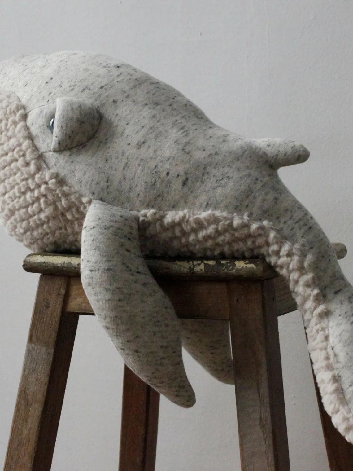 Fashion BigStuffed Coussin peluche artisanal Whale Gris clair, chiné