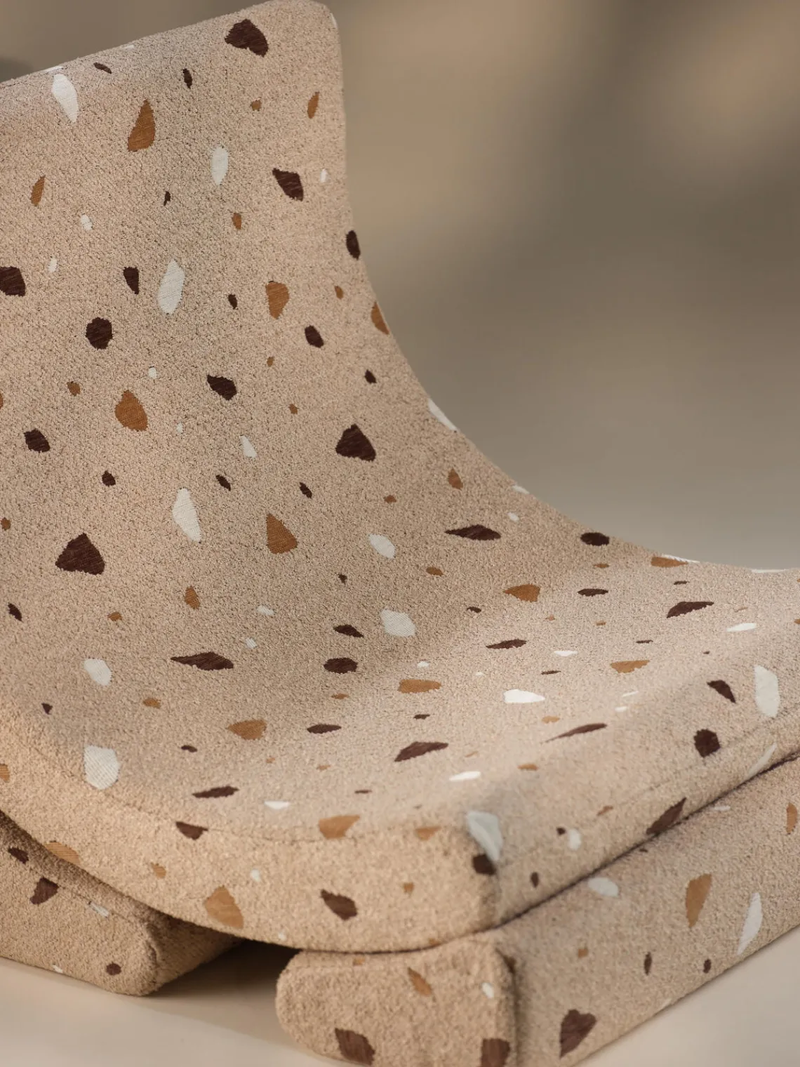 Fashion Wigiwama Fauteuil en bouclette pour enfants fait main Moon Bouclette beige, aspect terrazzo