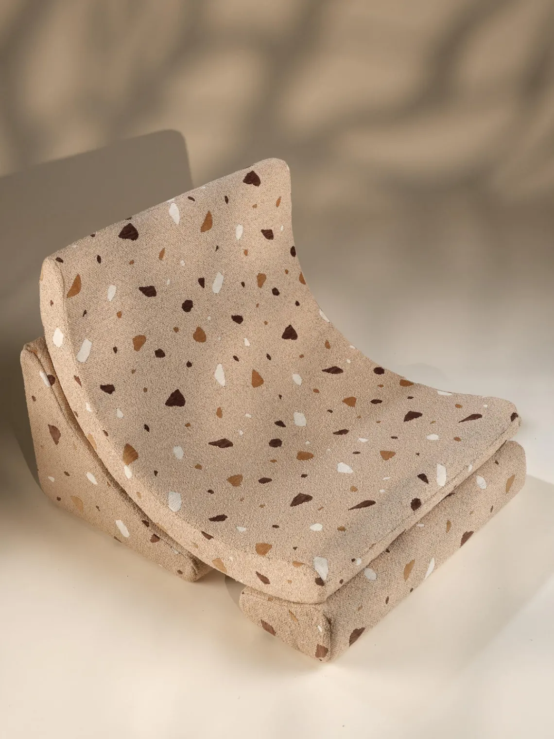 Fashion Wigiwama Fauteuil en bouclette pour enfants fait main Moon Bouclette beige, aspect terrazzo
