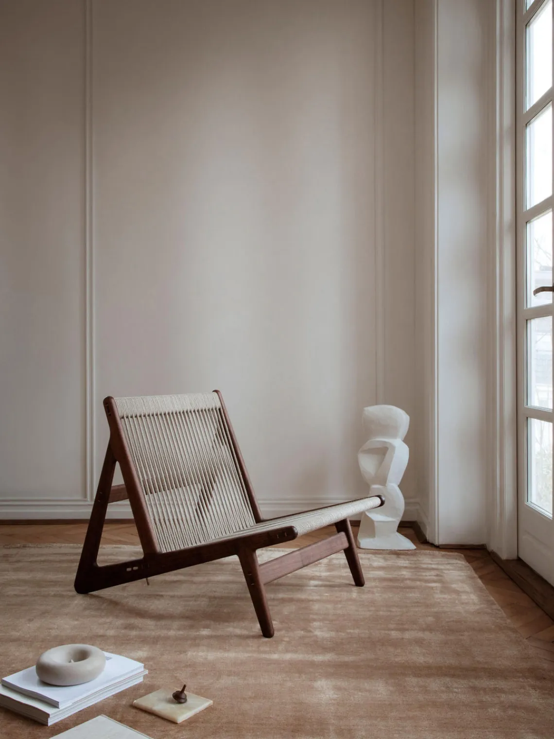 Best GUBI Fauteuil lounge artisanal en noyer avec coussin d'assise MR01 Initial Noyer, beige clair