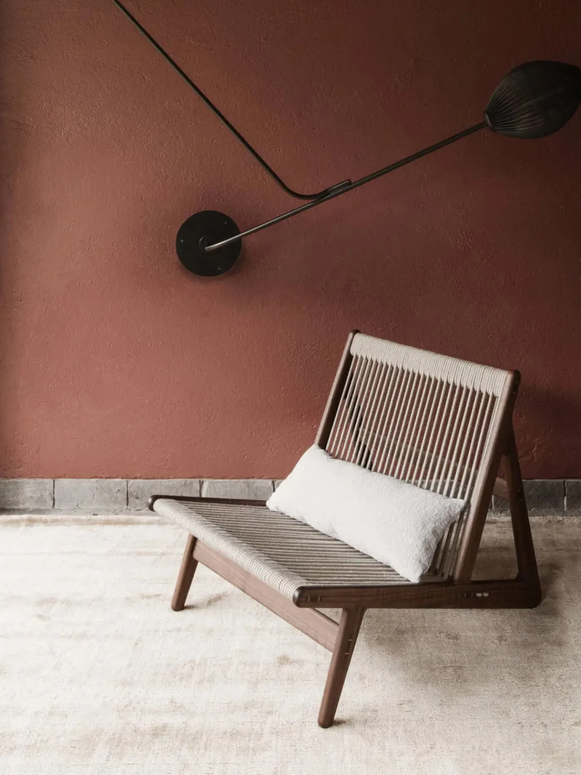 Best GUBI Fauteuil lounge artisanal en noyer avec coussin d'assise MR01 Initial Noyer, beige clair