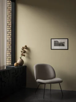 New GUBI Fauteuil lounge Beetle Tissu gris clair, noir mat