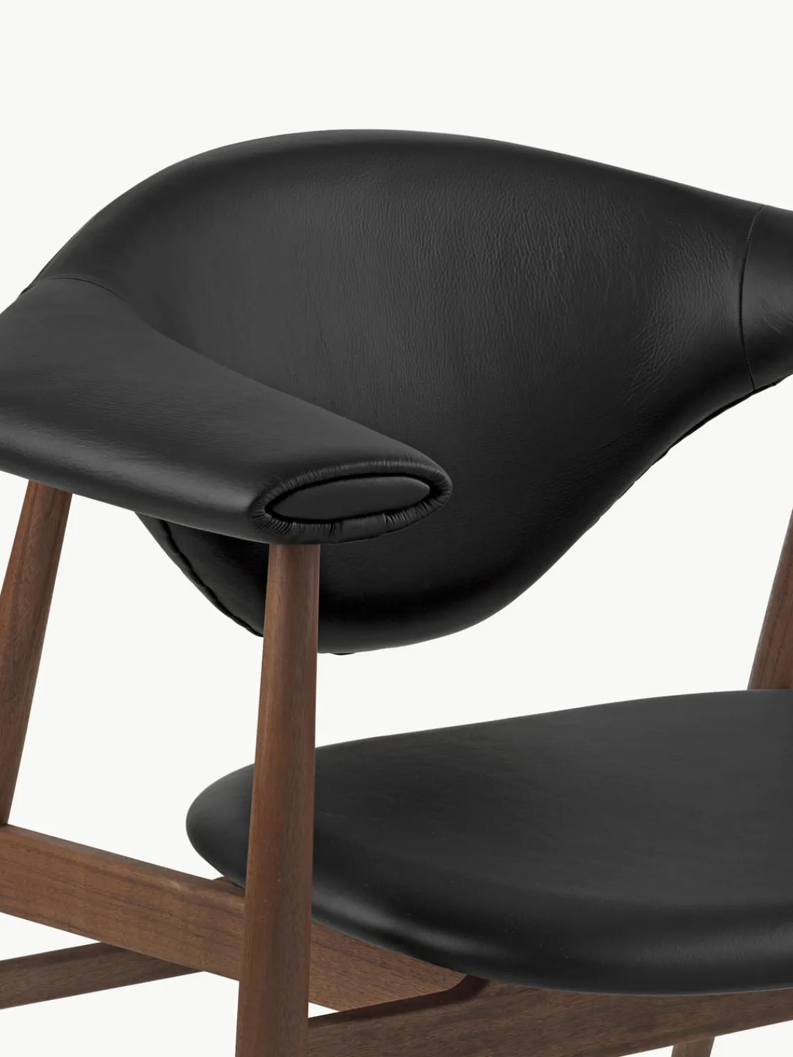 Discount GUBI Fauteuil lounge en noyer Masculo Cuir noir, bois de noyer