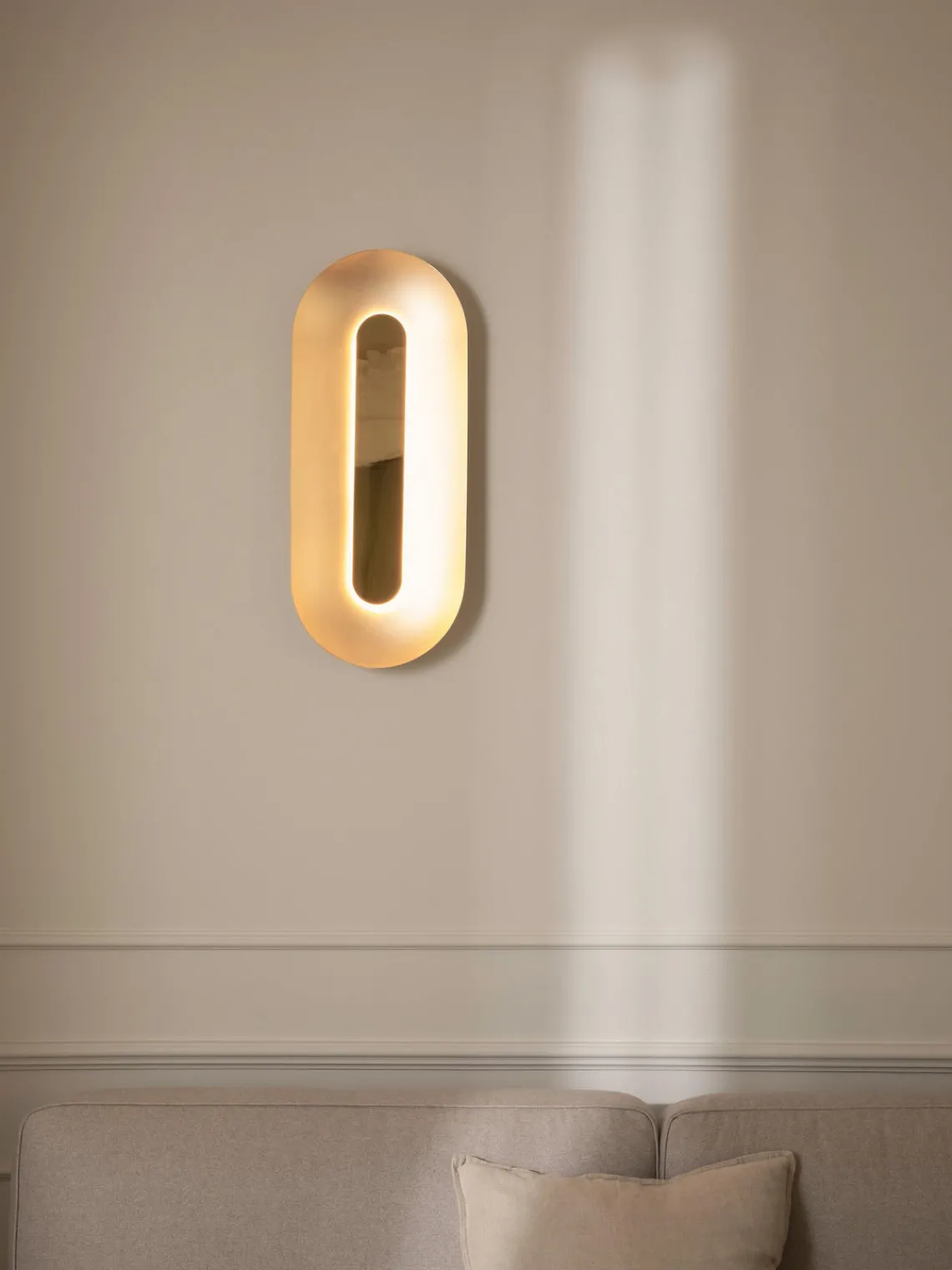 Outlet Nuura Grande applique murale LED Sasi, intensité lumineuse variable Doré