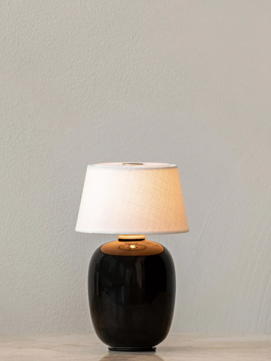 Best Audo Copenhagen Lampe à poser avec port USB et intensité variable Torso Blanc, noir