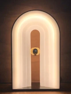New AYTM Lampe à poser LED avec disque tamiseur Castellum, intensité lumineuse variable