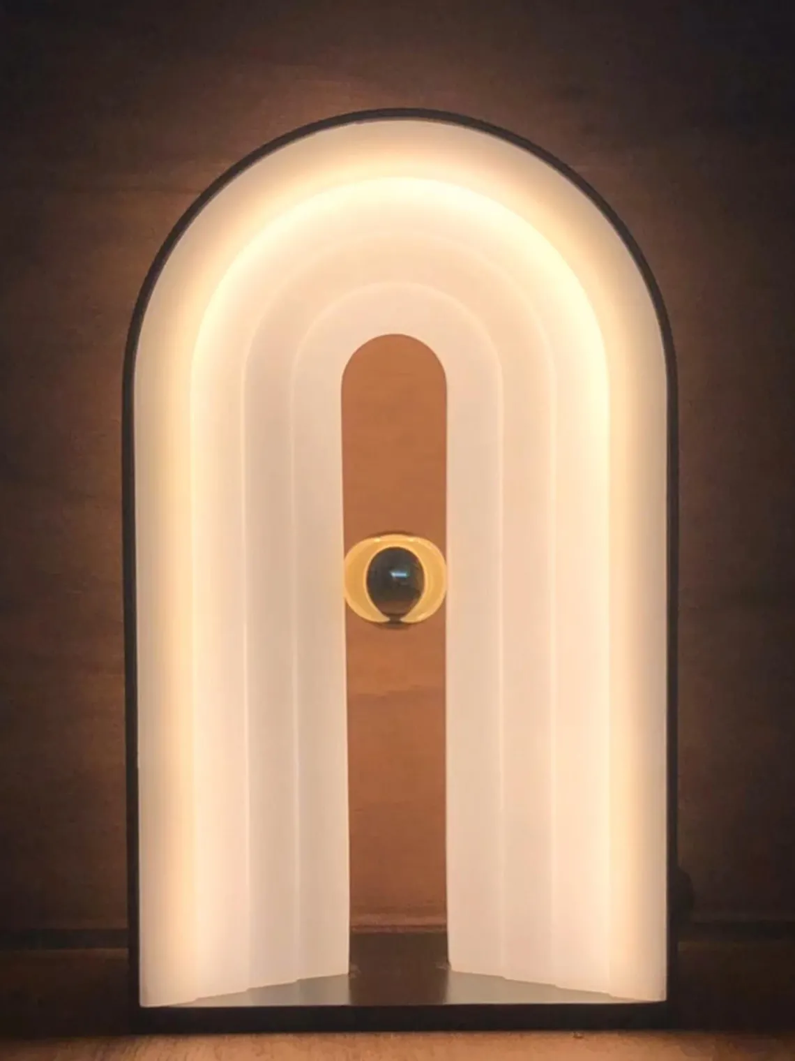 New AYTM Lampe à poser LED avec disque tamiseur Castellum, intensité lumineuse variable