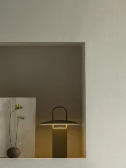 Hot Audo Copenhagen Lampe à poser LED avec port USB et intensité variable Ray Vert olive