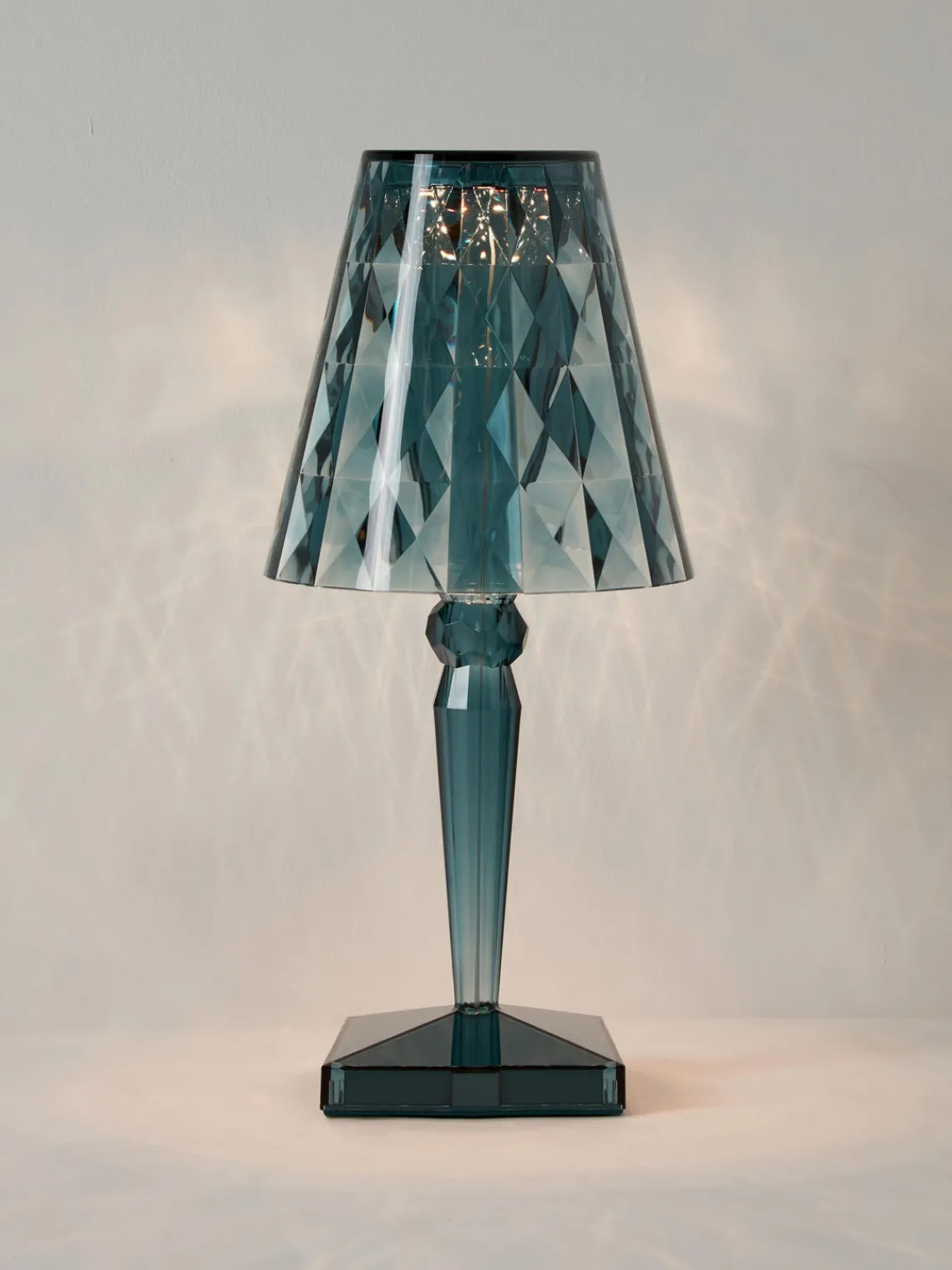 Fashion Kartell Lampe à poser LED Battery, haut. 37 cm Bleu pétrole
