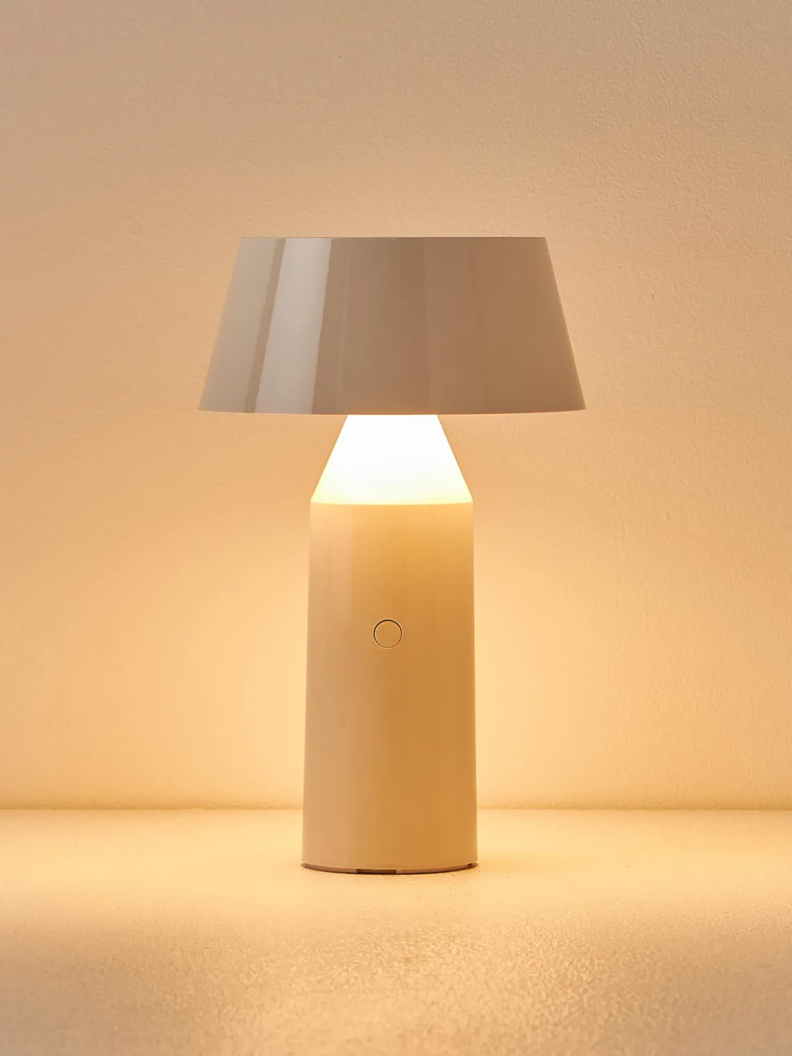 Discount Marset Lampe à poser LED mobile orientable Bicoca, intensité lumineuse variable Blanc cassé haute brillance, blanc