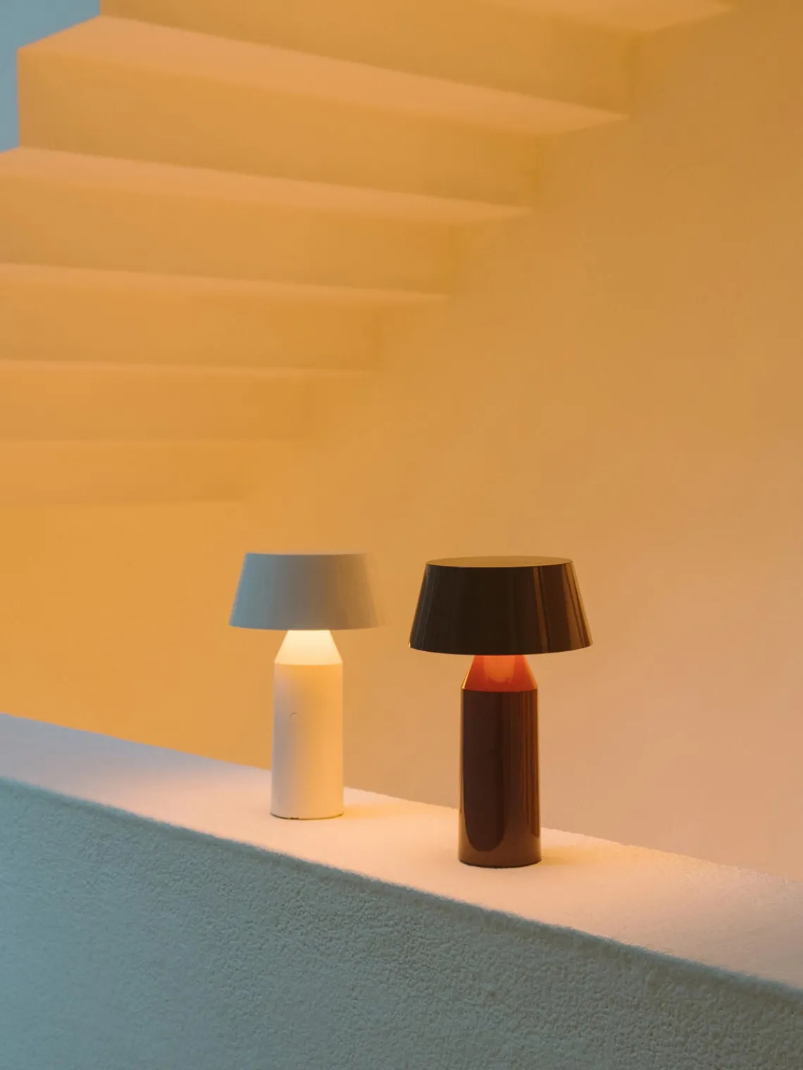 Discount Marset Lampe à poser LED mobile orientable Bicoca, intensité lumineuse variable Blanc cassé haute brillance, blanc