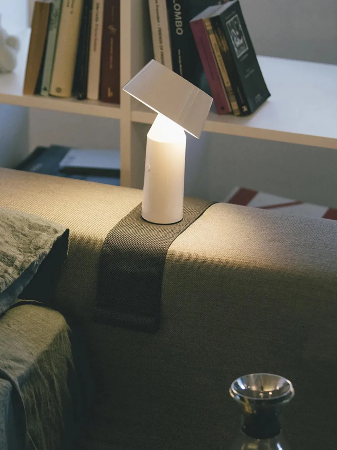 Discount Marset Lampe à poser LED mobile orientable Bicoca, intensité lumineuse variable Blanc cassé haute brillance, blanc