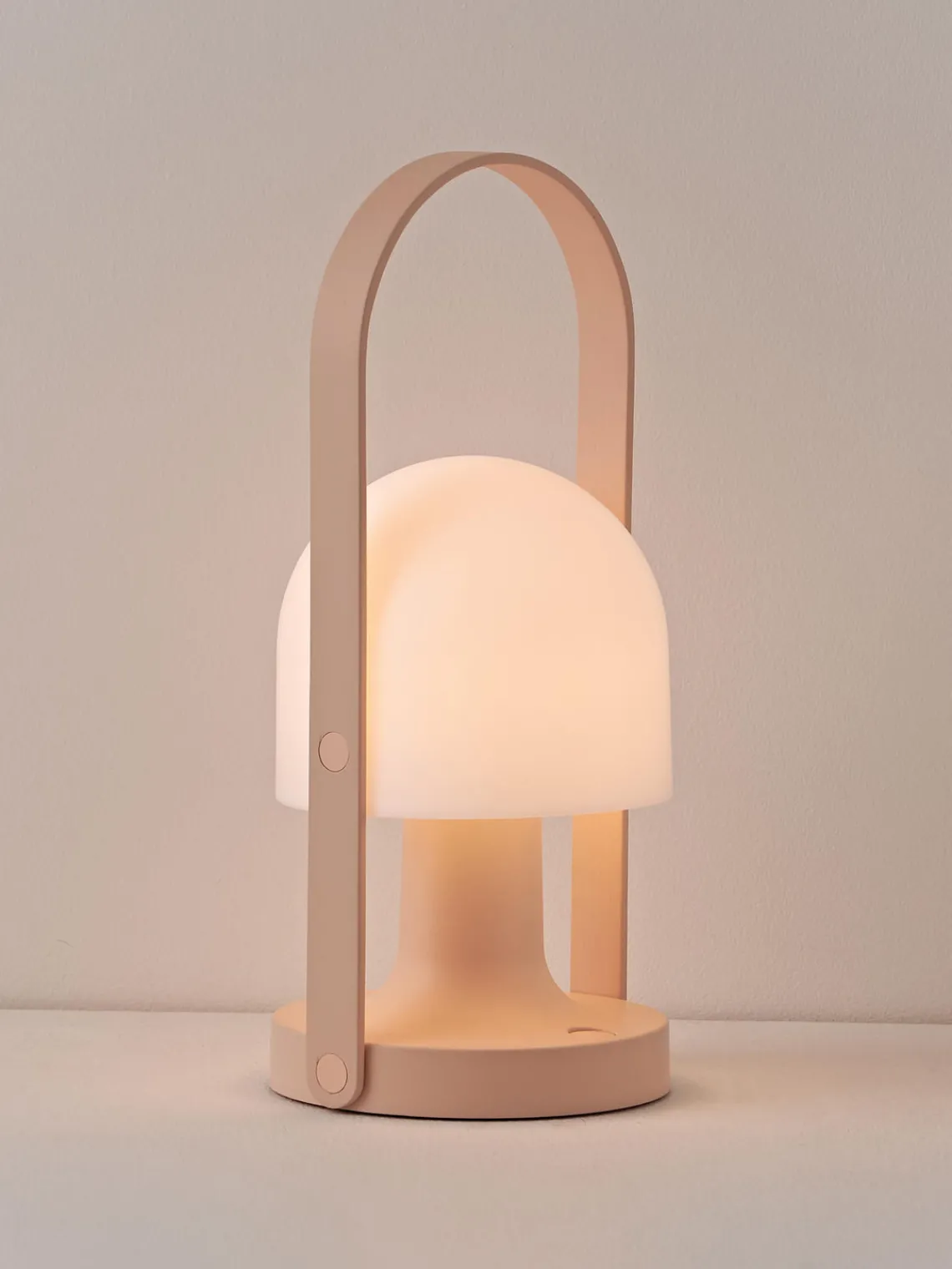 Fashion Marset Lampe à poser LED mobile orientable FollowMe, intensité lumineuse variable Blanc, pêche