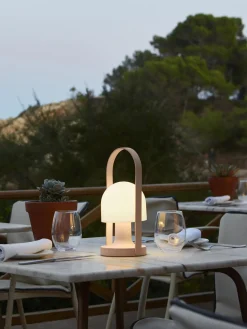 Fashion Marset Lampe à poser LED mobile orientable FollowMe, intensité lumineuse variable Blanc, pêche