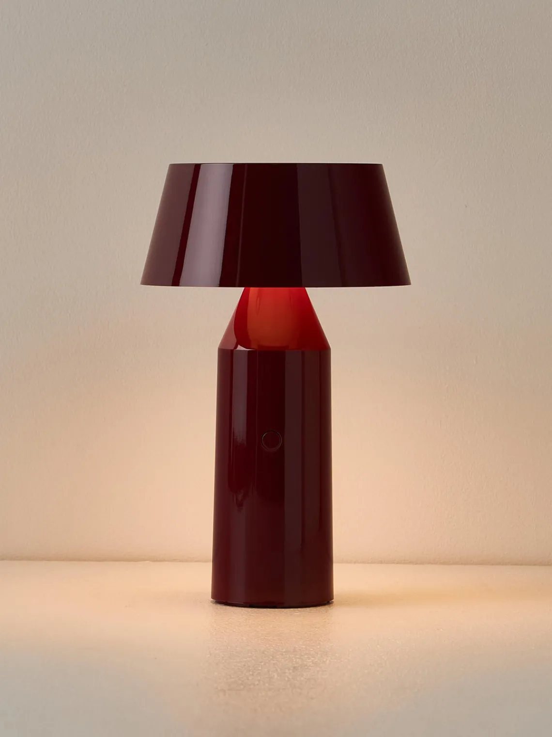 Discount Marset Lampe à poser LED mobile orientable Bicoca, intensité lumineuse variable Lie de vin haute brillance, rouge corail