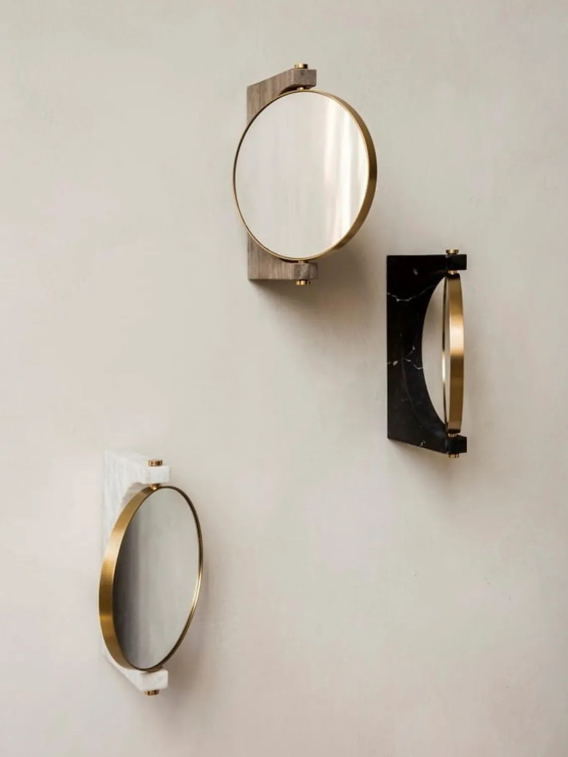 Fashion Audo Copenhagen Miroir de maquillage mural rond en marbre Pepe Grège marbré, laiton