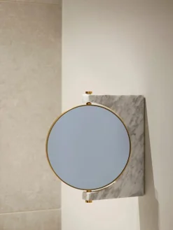 Outlet Audo Copenhagen Miroir de maquillage mural rond en marbre Pepe Gris clair marbré, laiton
