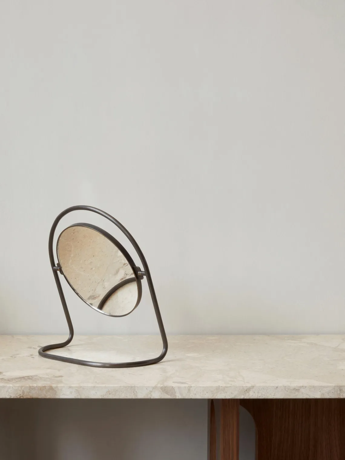Fashion Audo Copenhagen Miroir de maquillage rond Nimbus Brun foncé