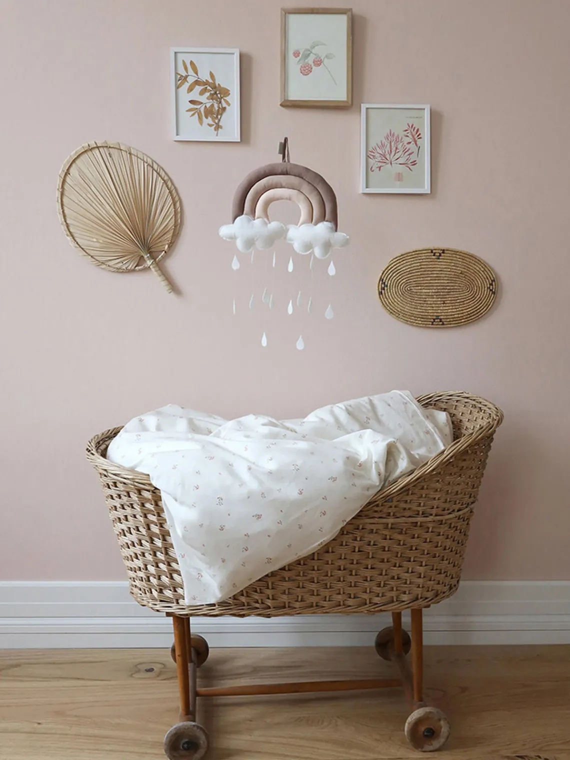 Sale Cam Cam Copenhagen Mobile coton bio Rainbow Rose, blanc